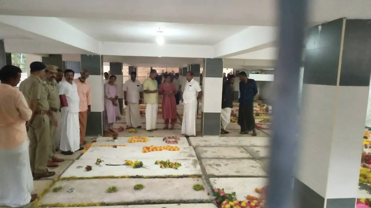 ഡിവൈ.എസ്.പി.മാർ ഉൾപ്പെട്ട ഉന്നതതലസംഘം സെമിത്തേരിയിലെ കല്ലറ പരിശോധിക്കുന്നു