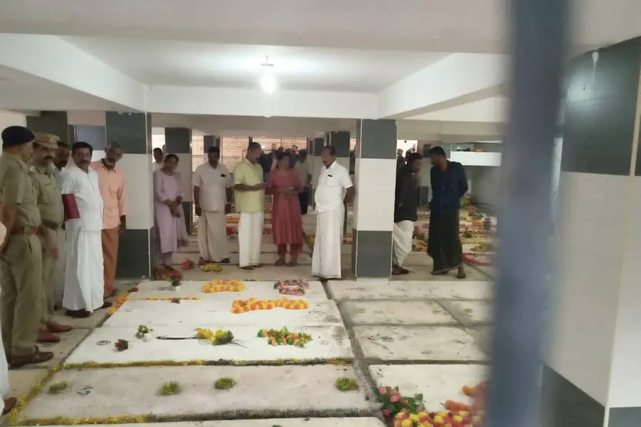 പായയിൽ പൊതിഞ്ഞ ആ വസ്തു എന്ത്? മൃതദേഹമോ, ദുരൂഹത; വാണിയപ്പാറ പള്ളിയിലെ കല്ലറ തുറന്ന് പരിശോധിക്കും