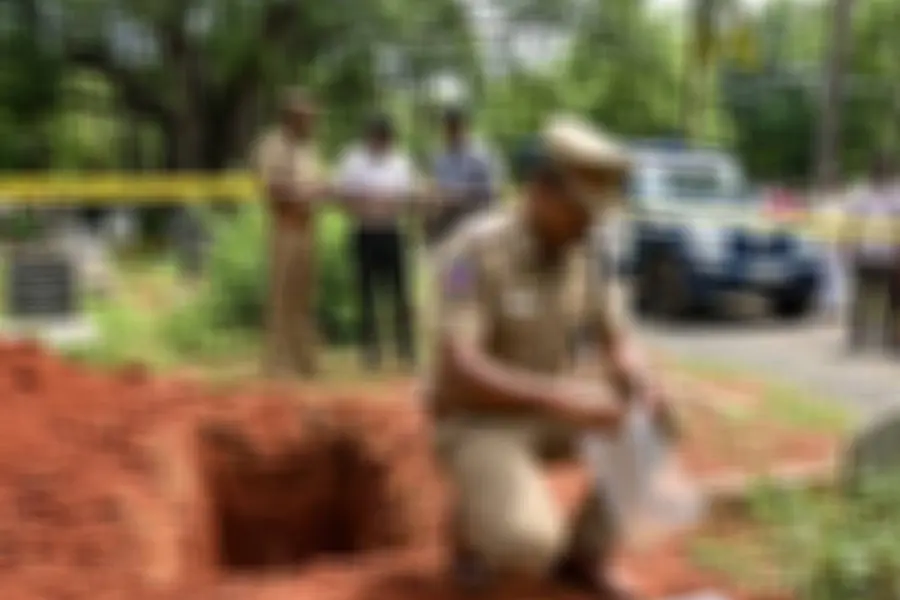 ശ്മശാനത്തിൽ മറവ് ചെയ്ത മൃതദേഹം പുറത്തെടുത്ത് സ്വർണം കവർന്നു; മൂന്നുപേർ അറസ്റ്റിൽ