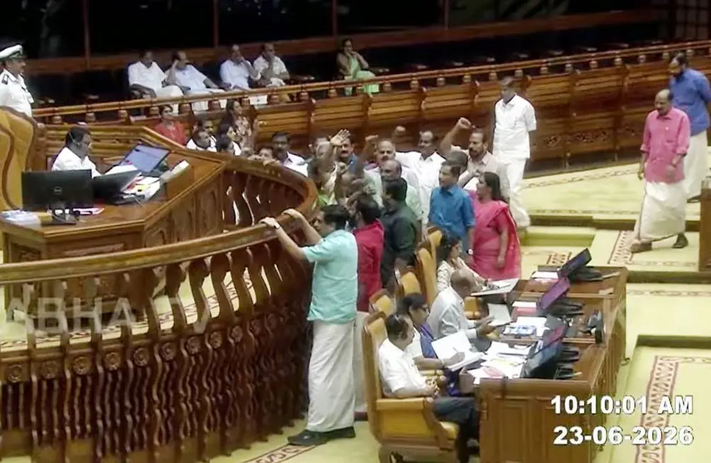 നിയമസഭയില് പ്രതിപക്ഷം എംഎല്എമാര് നടുത്തളത്തിലിറങ്ങി പ്രതിഷേധിച്ചപ്പോള്
