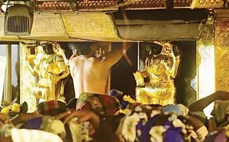 SIT team at Sabarimala dismantles the Prabhamandalam from the sanctum sanctorum for inspection
