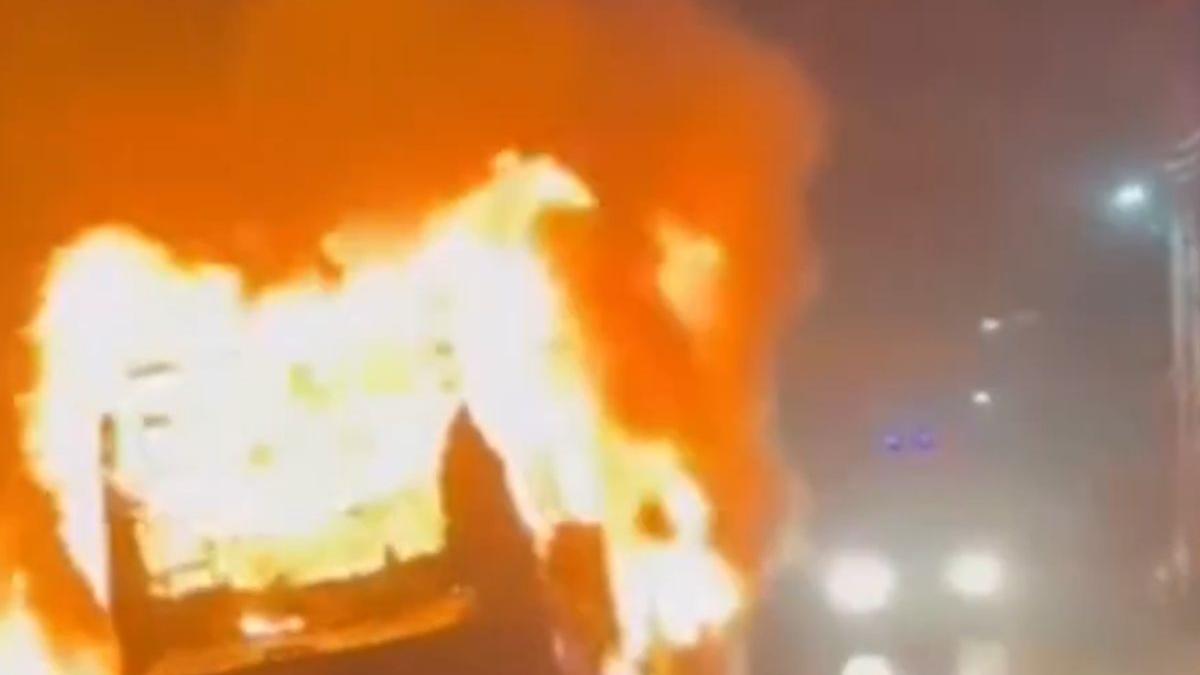 Bus carrying Umrah pilgrims catches fire in Kerala | VIDEO ...