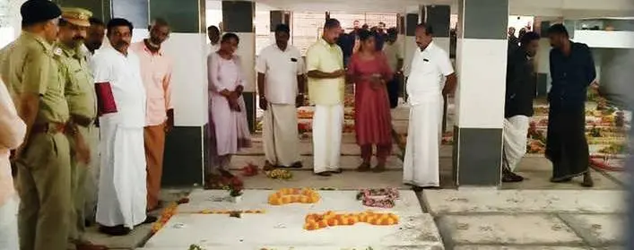 കല്ലറ തുറന്ന് പരിശോധിക്കുന്നതിന്റെ മുന്നോടിയായുള്ള ചർച്ചയ്ക്കായി പോലീസ് ഉദ്യോഗസ്ഥരും ബന്ധപ്പെട്ടവരും ഇരിട്ടി വാണിയപ്പാറത്തട്ട് ഉണ്ണിമിശിഹാ പള്ളിസെമിത്തേരിയിലെത്തിയപ്പോൾ