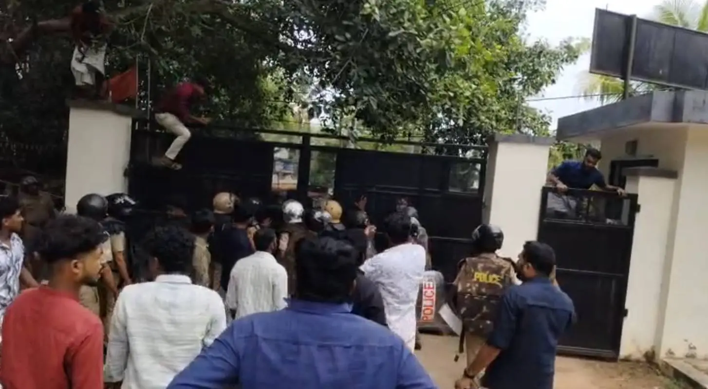 ബാരിക്കേഡ് കടന്ന് പ്രവർത്തകർ