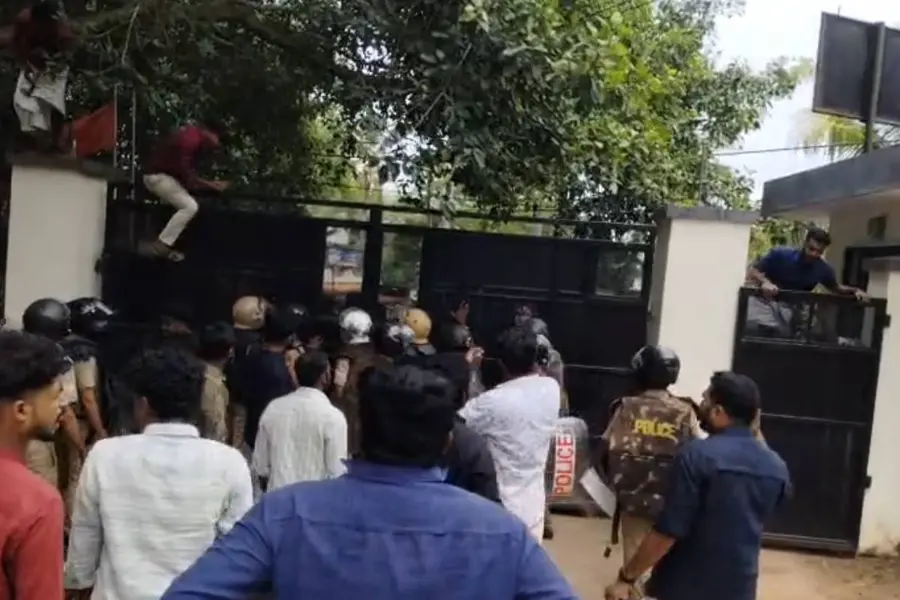 സാങ്കേതിക സർവകലാശാലാ ഇയർ ഔട്ട് സംവിധാനം നിർത്തലാക്കണമെന്ന് ആവശ്യം; എസ്എഫ്ഐ മാർച്ചിൽ സംഘർഷം