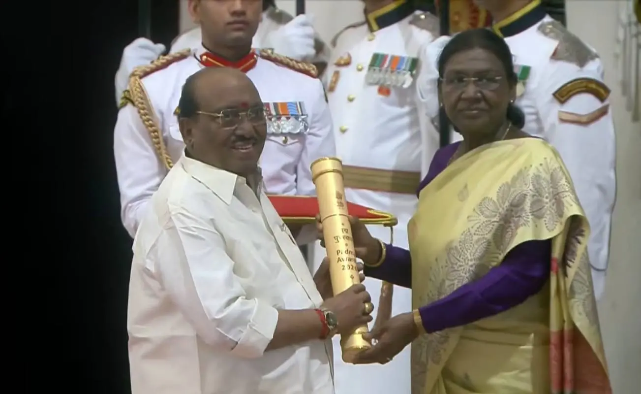 വെള്ളാപ്പള്ളി നടേശൻ ദ്രൗപതി മുര്മുവില്നിന്ന് പദ്മഭൂഷണ് ഏറ്റുവാങ്ങുന്നു | Photo: Screen grab/ YouTube: President of India