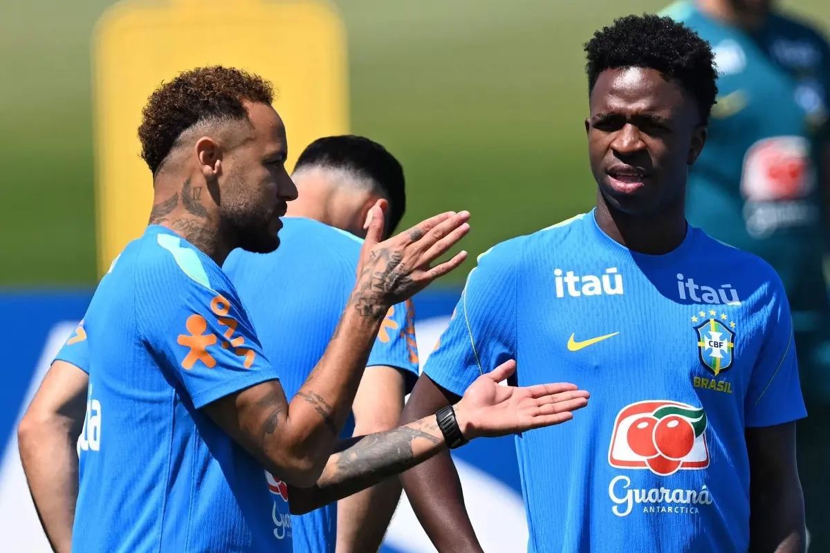 Brazil's forward #10 Neymar (L) speaks with Brazil's forward #07 Vinicius Junior | Photo: AFP