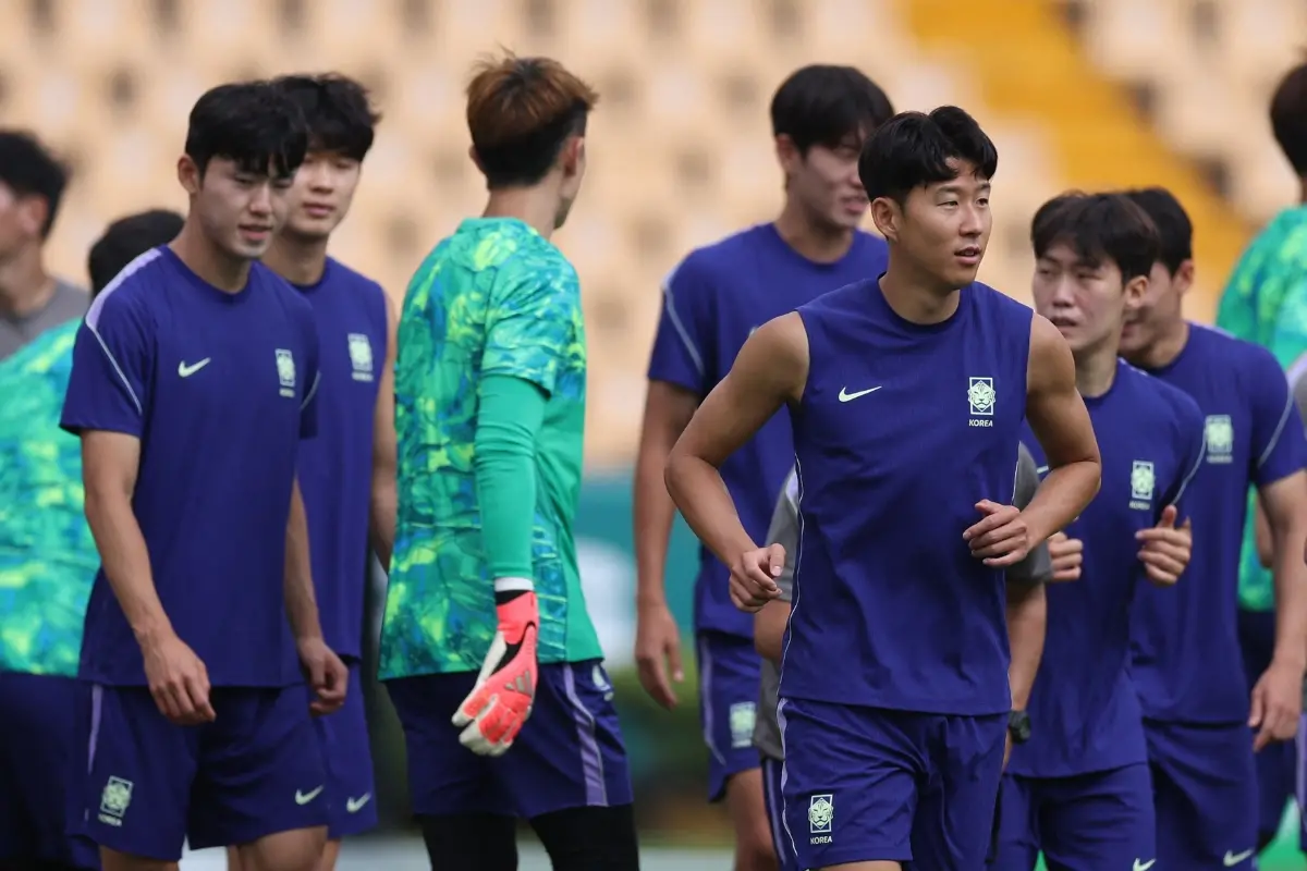 South Korea's forward #07 Son Heung-min (R) | Photo: AFP