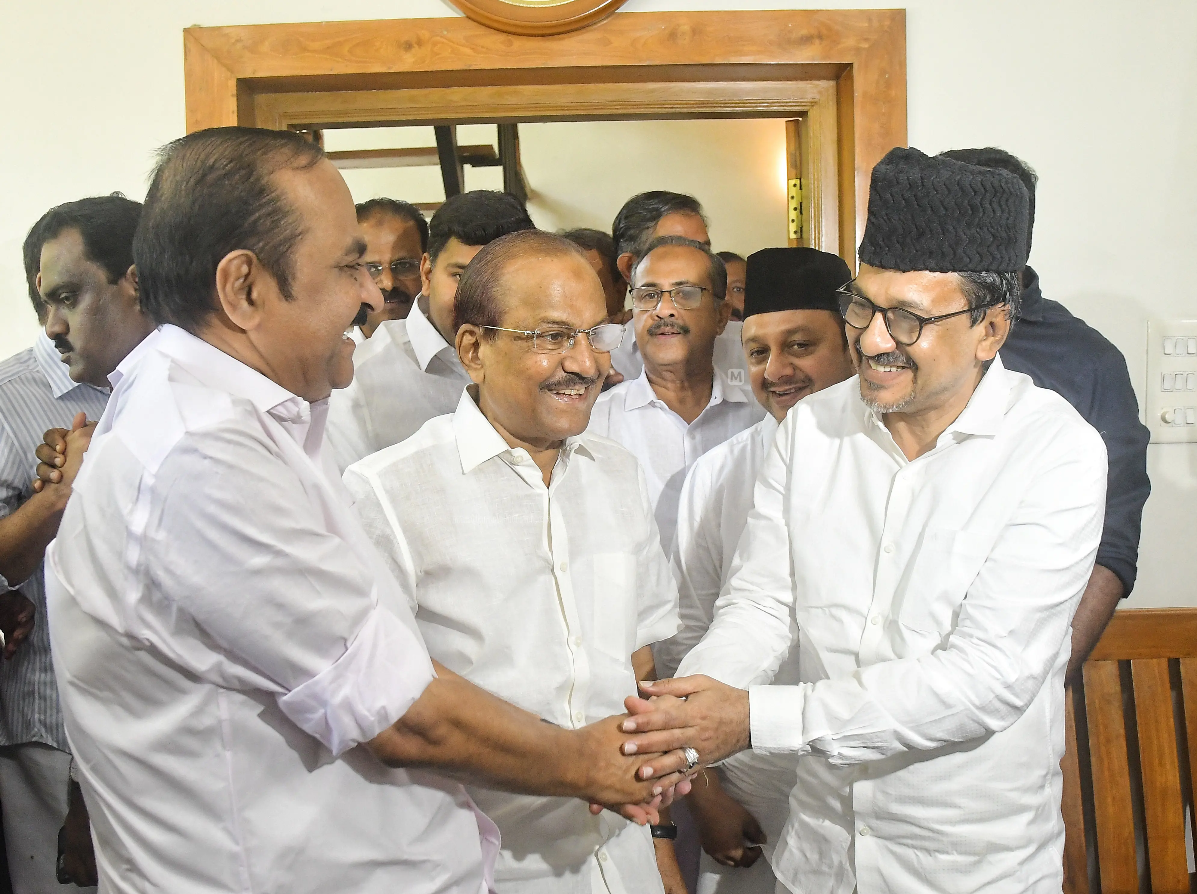 മുഖ്യമന്ത്രി വി.ഡി.സതീശന് ലീഗ് നേതാക്കള്ക്കൊപ്പം |ഫോട്ടോ:മാതൃഭൂമി