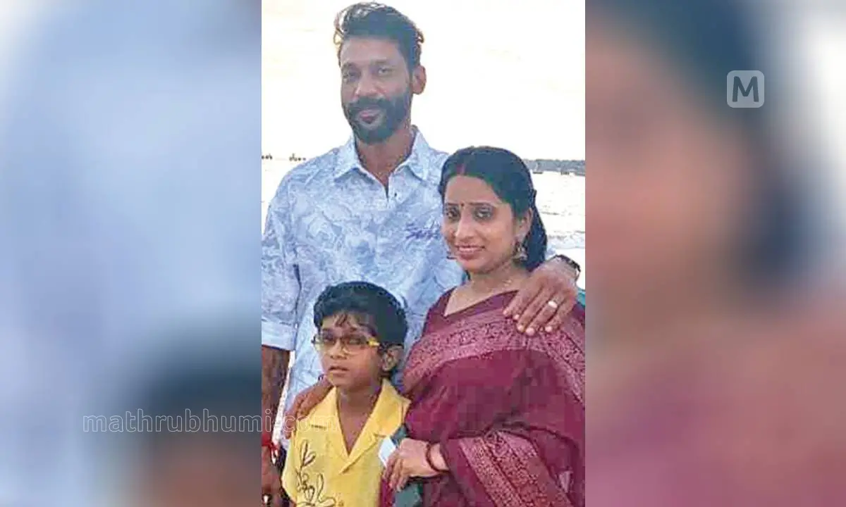 ആദിശേഷൻ അച്ഛനമ്മമാർക്കൊപ്പം