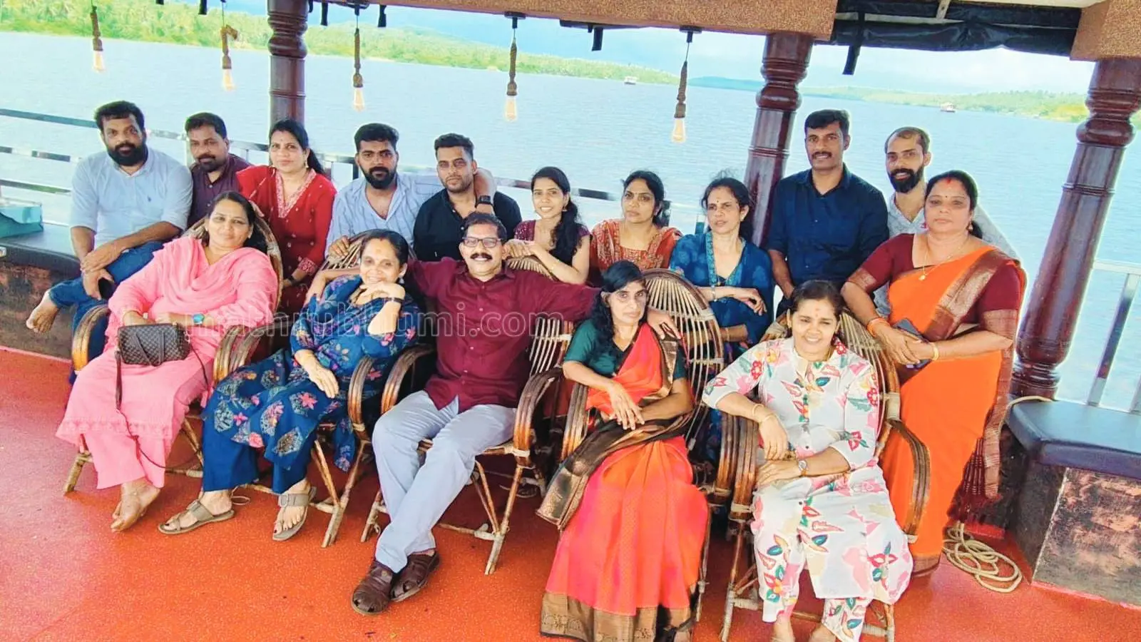 വളയം-കുറ്റ്യാടി-കോഴിക്കോട് റൂട്ടിലെ കെ.സി.ആർ. ബസ് ജീവനക്കാർ ബസിലെ സ്ഥിരംയാത്രക്കാരായ രാമചന്ദ്രനും ഷീബയും സർവീസിൽനിന്ന് വിരമിച്ചപ്പോൾ നൽകിയ യാത്രയയപ്പിൽനിന്ന്