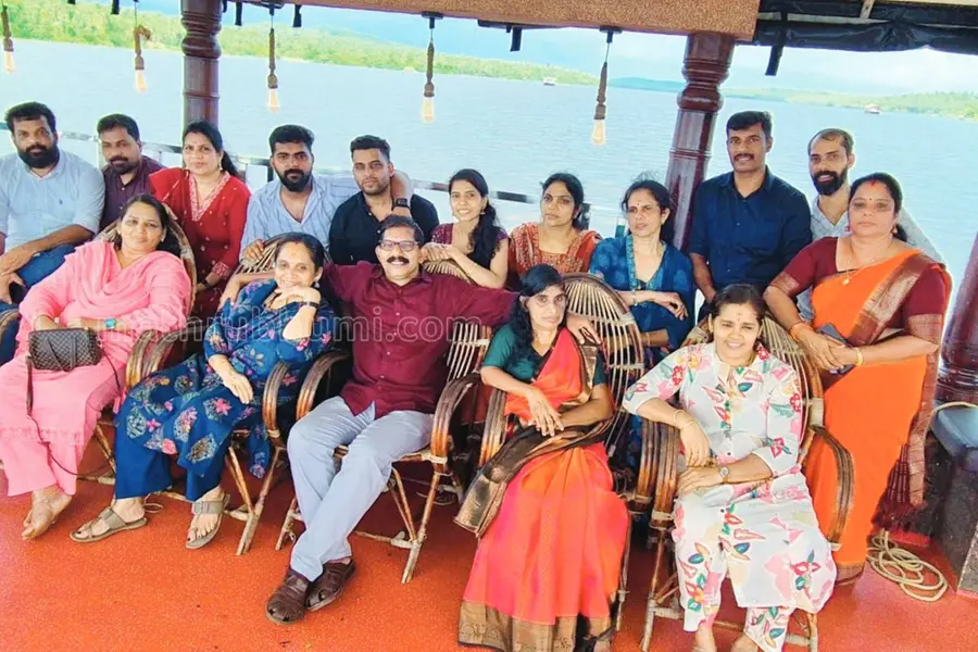 22 വർഷമായി ഒരേ ബസിൽ ജോലിക്കായി യാത്ര, സ്ഥിരംയാത്രക്കാർക്ക് യാത്രയയപ്പ് നൽകി ബസ് ജീവനക്കാർ