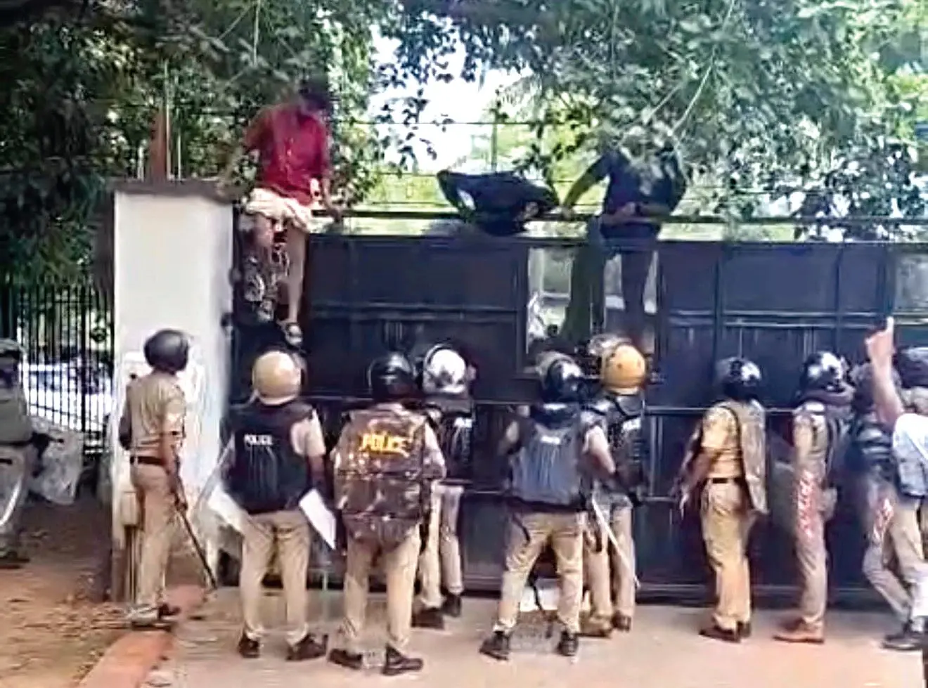 സാങ്കേതിക സർവകലാശാലയിലേക്ക് എസ്.എഫ്.ഐ. നടത്തിയമാർച്ച് പോലീസ് തടഞ്ഞതിനെത്തുടർന്ന് ഗേറ്റ് വഴി ചാടിക്കടക്കുന്ന പ്രവർത്തകർ