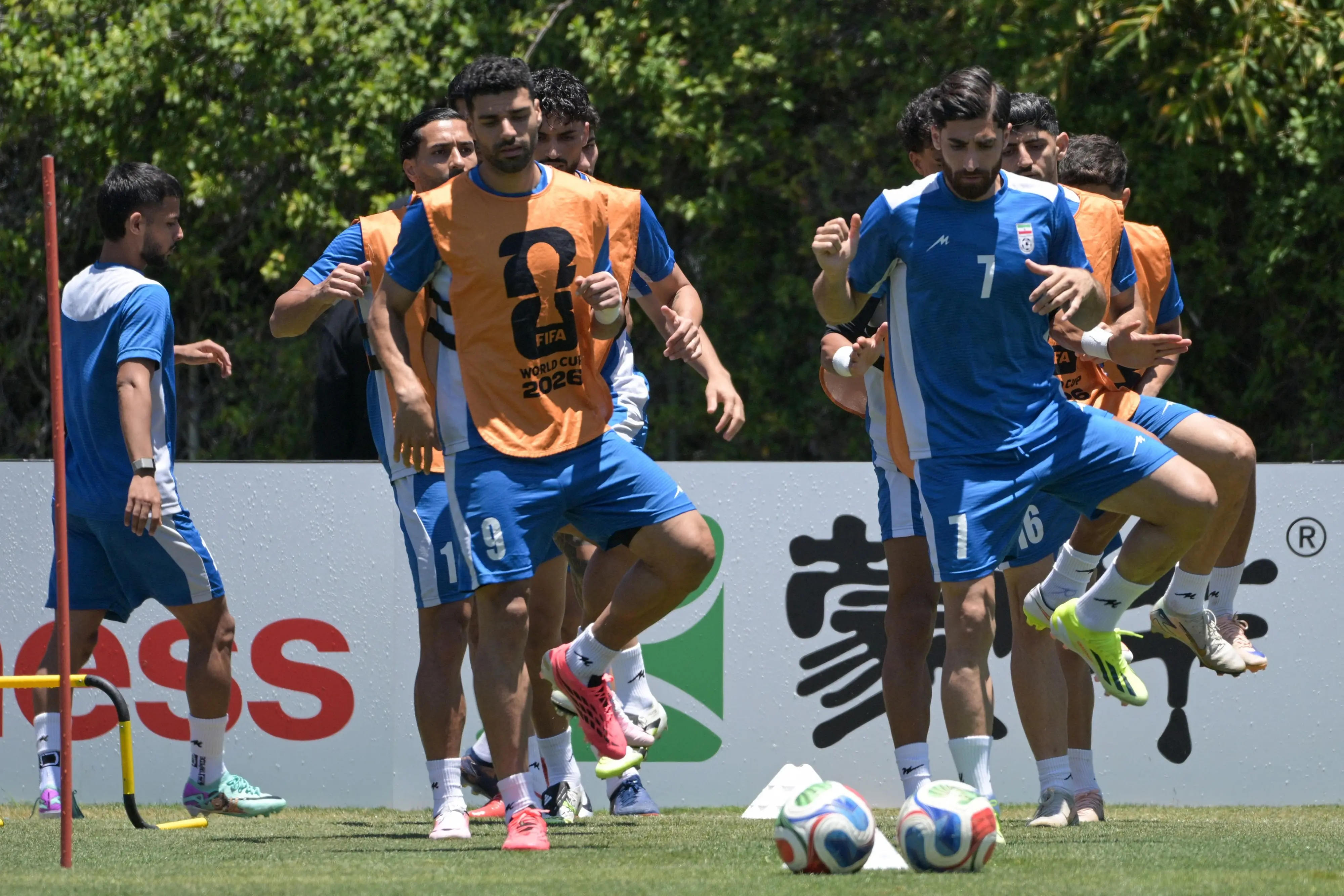 Iran's forward #09 Mehdi Taremi (L) and midfielder #07 Alireza Jahanbakhsh take part in a training session ahead of Iran's FIFA World Cup 2026 Group G football match against Belgium at Centro Xoloitzcuintle in Tijuana on June 19, 2026.| Photo: AFP