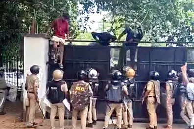 Kerala Police officer’s finger severed in barricade crush during SFI protest march