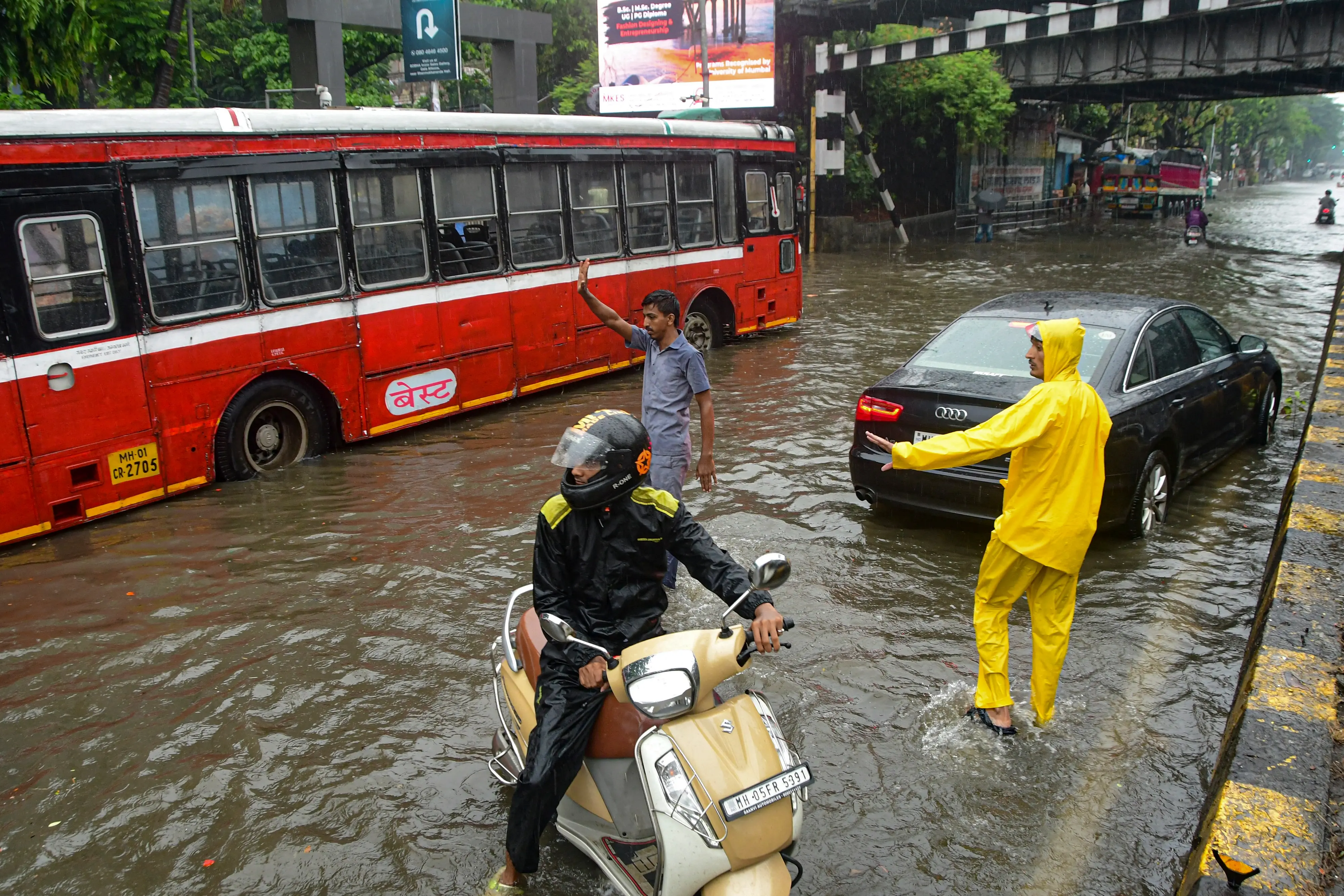 കനത്ത മഴയിൽ മുംബൈയിൽ വെള്ളക്കെട്ട് രൂപപ്പെട്ടപ്പോൾ | Photo: PTI