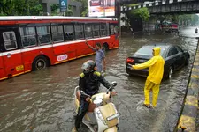 മുംബൈയെ മുക്കി കനത്ത മഴ; അതീവ ജാഗ്രത, നഗരത്തിൽ ജനജീവിതം ദുസ്സഹം