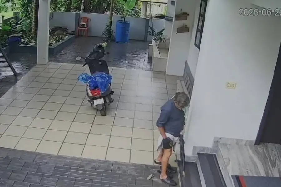 ‘ഈ ചെരിപ്പ് ഞാനിങ്ങെടുക്കുവാ’; സഹായം ചോദിച്ചുവന്ന് കവർച്ച, വൈറലായി കള്ളന്റെ സിസിടിവി ദൃശ്യം