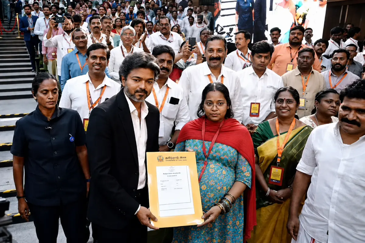 പൂർണഗർഭിണിയായ അക്ഷയാ ലക്ഷ്മിക്ക് വേദിയിൽ നിന്നിറങ്ങിവന്ന് അപ്പോയിന്റ്മെന്റ് ലെറ്റർ കൈമാറുന്ന തമിഴ്നാട് മുഖ്യമന്ത്രി വിജയ് | Photo: instagram.com/tvkvijaysarkar, Enhanced with AI