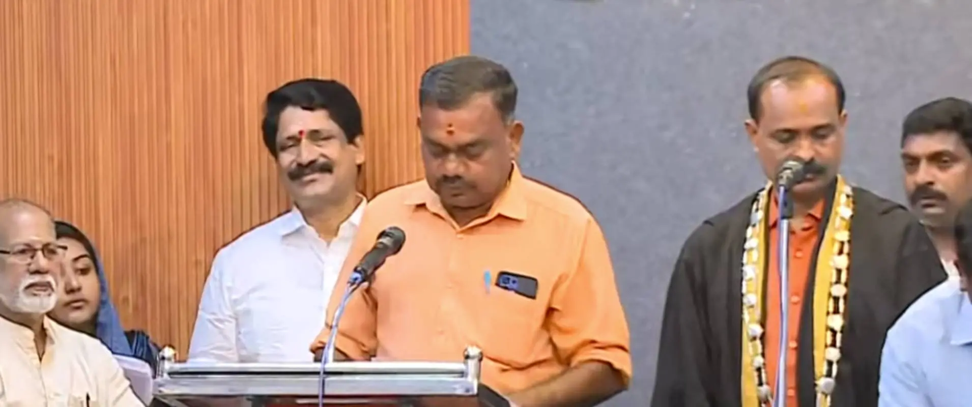 പുനഃസത്യപ്രതിജ്ഞ ചടങ്ങില്‍നിന്ന് | Photo:screengrab/mathrubhumi news