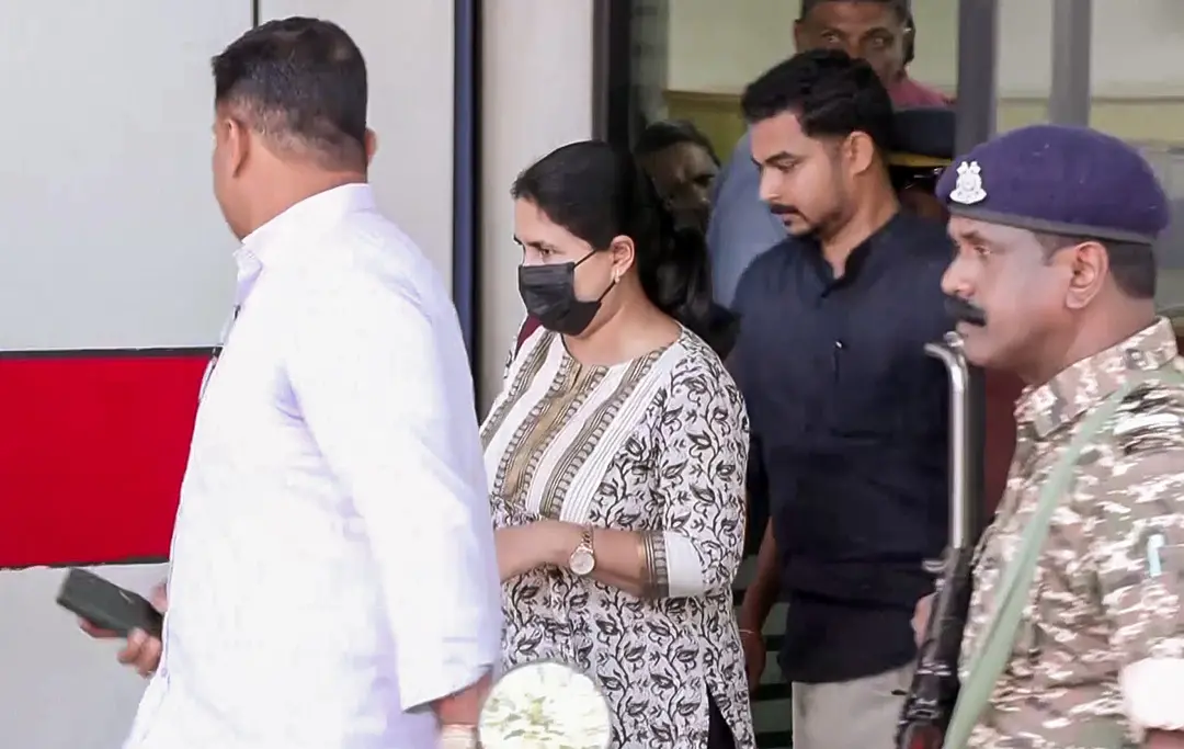 ഇഡി ഉദ്യോഗസ്ഥരും ടി.വീണയും ലോക്കർ പരിശോധനയ്ക്കെത്തിയപ്പോള് | PHOTO: ANI