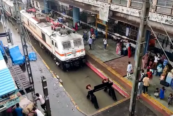 മഴയത്ത് വാതിൽ അടയ്ക്കുന്നതിനേച്ചൊല്ലി തർക്കം; മുംബൈയിൽ ഓടുന്ന ട്രെയിനിൽ 21-കാരനെ കുത്തിക്കൊന്നു