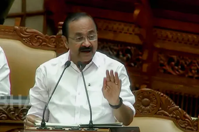 കടന്നാക്രമിച്ച് വീര്യംകാട്ടി സമവായത്തിന് സമയംതേടി; മദ്യനികുതിയിൽ മുഖ്യമന്ത്രിക്ക് ദ്വിമുഖതന്ത്രം