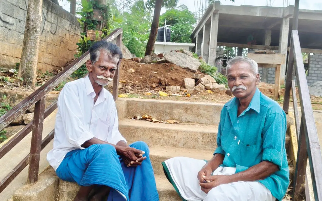 അടിയന്തരാവസ്ഥക്കാലത്ത് അറസ്റ്റുചെയ്യപ്പെട്ട വിളയോടി സ്വദേശികളായ നാരായണനും സുകുമാരനും