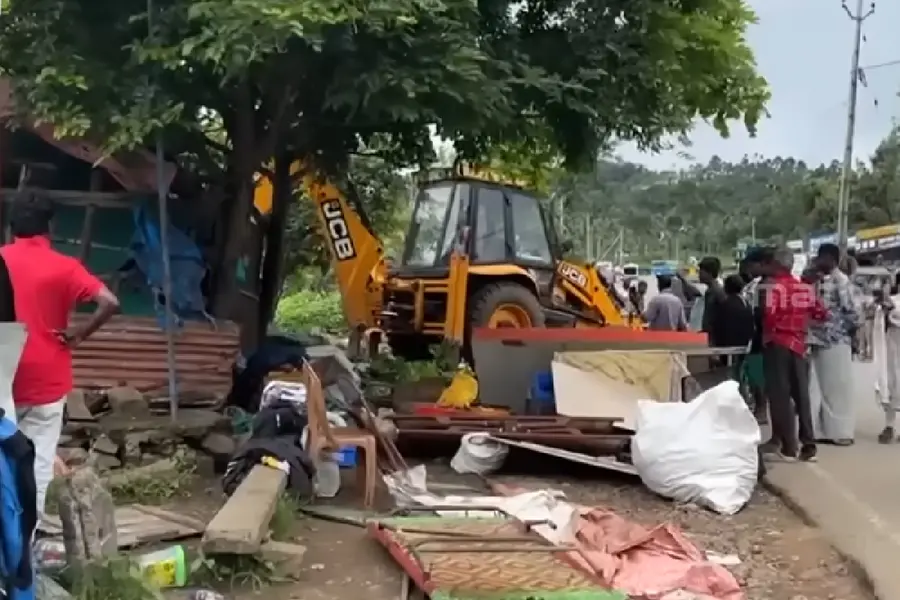 നിരോധിത ലഹരി വിറ്റ കട ബുൾഡോസർ കൊണ്ട് ഇടിച്ചുനിരത്തി പോലീസ്; സംഭവം ഇടുക്കിയിൽ