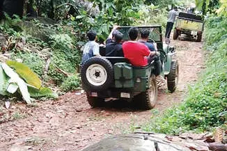 റോഡ് തകർത്ത് റേസിങ്