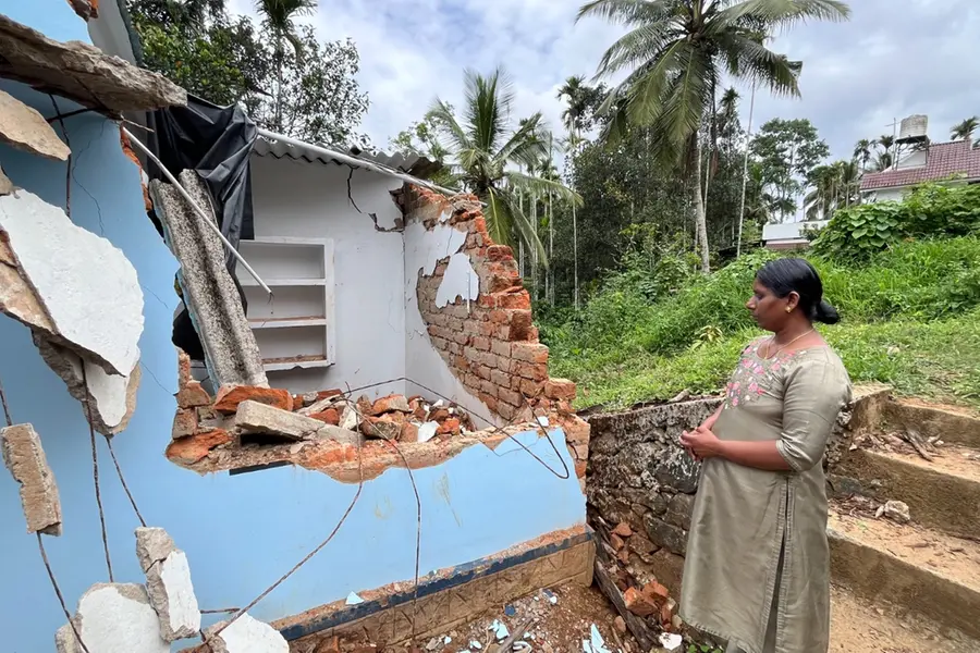 ‘ആ ലോറി തകർത്തത് കിടപ്പാടവും ജീവിതവും, ഉടമയും ജനപ്രതിനിധികളും കൈവിട്ടു’; നീതിതേടി ബിന്ദുവും മക്കളും