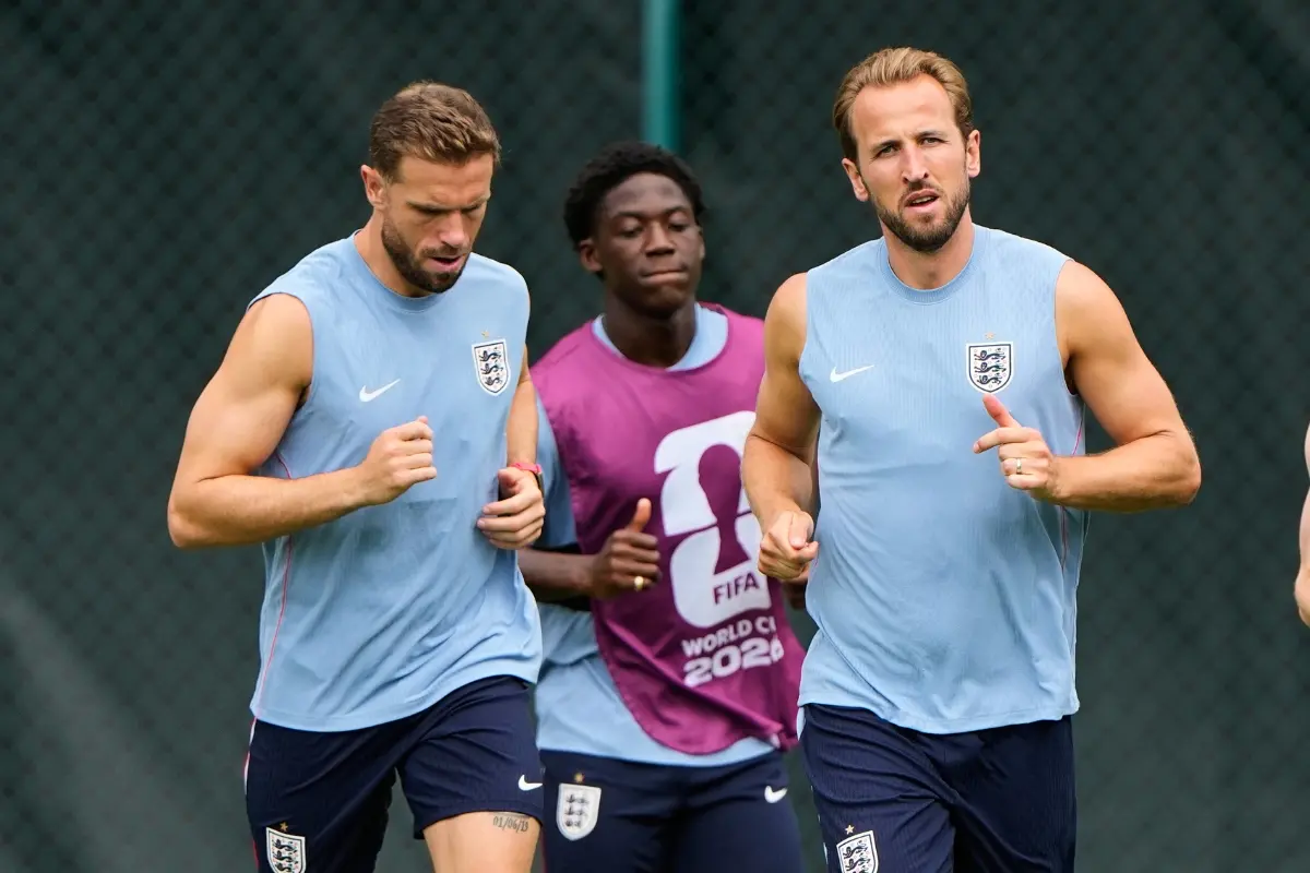 England's Jordan Henderson, left, and Harry Kane | Photo: AP