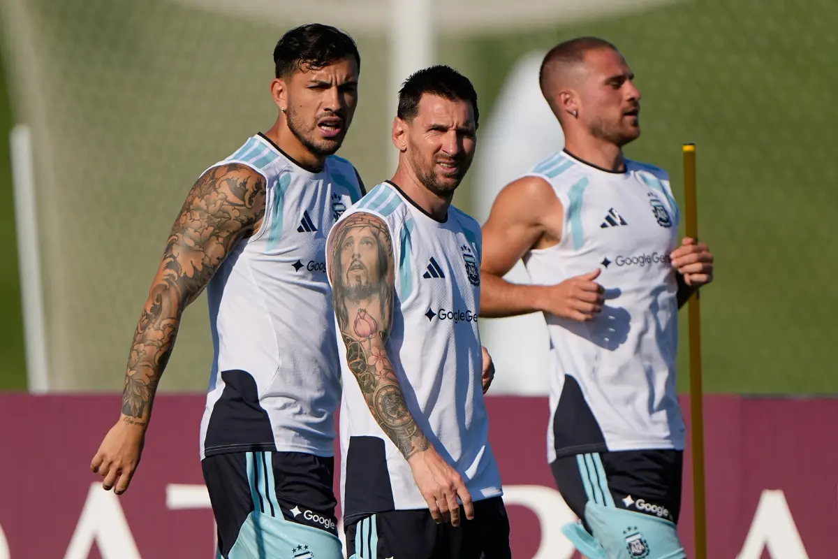File: Argentina's Leandro Paredes, left, Lionel Messi, center, and Alexis Mac Allister | Photo: AP
