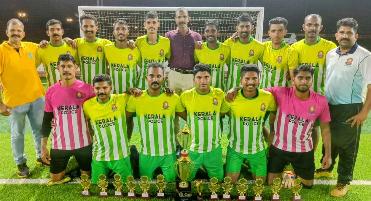 ഉത്തരമേഖല ഡി.ഐ.ജി.കപ്പ് നേടിയപ്പോൾ എടുത്ത കാസർകോട് പോലീസ് ഫുട്ബോൾ ടീമിന്റെ ഫോട്ടോ. നിൽക്കുന്നവരിൽ ഇടത് നിന്ന് മൂന്നാമനാണ് സൂരജ്