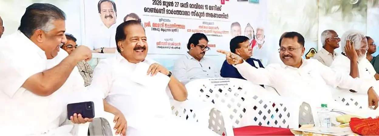 • വെൺമണി മാർത്തോമ്മ ഹയർ സെക്കൻഡറി സ്കൂളിന് തന്റെ കുടുംബം ഗ്രന്ഥശേഖരം കൈമാറുന്ന ചടങ്ങ് ഉദ്ഘാടനംചെയ്യാനെത്തിയ ആഭ്യന്തരമന്ത്രി രമേശ് ചെന്നിത്തലയുമായി സൗഹൃദം പങ്കുവെക്കുന്ന ഗോവ മുൻ ഗവർണർ പി.എസ്. ശ്രീധരൻപിള്ള.