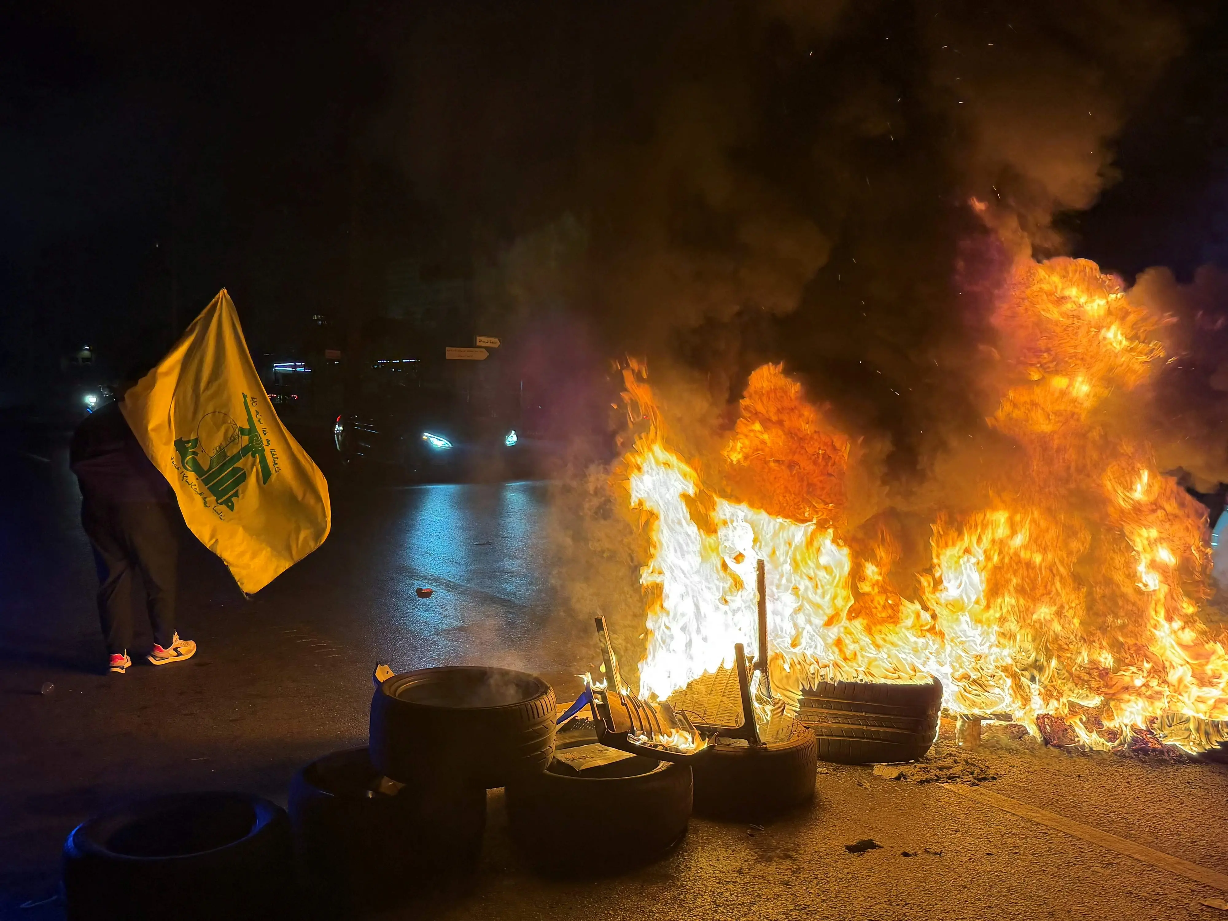 Hezbollah supporters block the old airport road in the southern suburbs of Beirut, with burning tires to protest against the trilateral agreement that was signed between the US, Israel and Lebanon.| Photo: AFP
