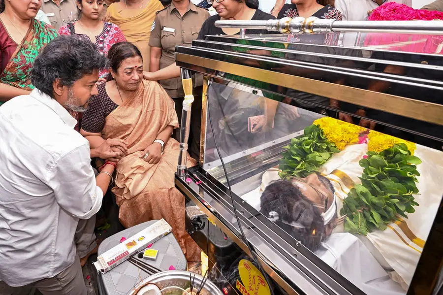 TN CM pays tribute to mortal remains of K Bhagyaraj