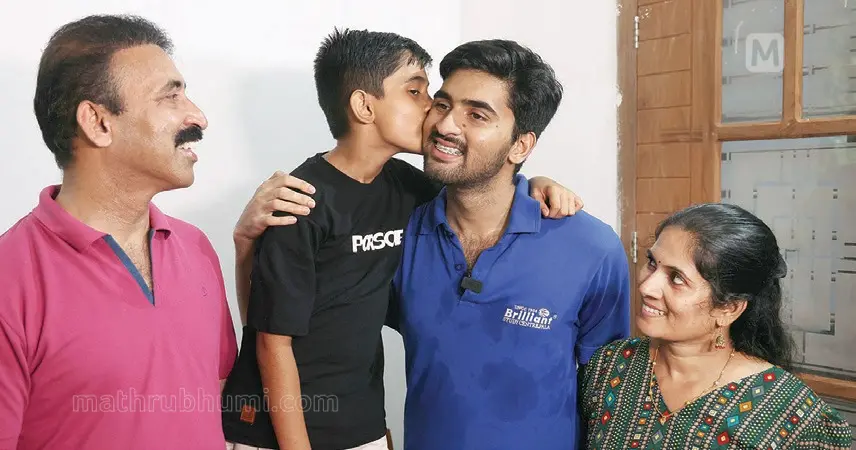 രണ്ടാംറാങ്ക് നേടിയ കണ്ണൂർ ചിറ്റാരിപ്പറമ്പ് സ്വദേശി ധ്യാൻ തേജിനു മുത്തം നൽകുന്ന സഹോദരൻ അലോക് പ്രീത്. അച്ഛൻ പ്രദീപൻ, അമ്മ അനിഷ എന്നിവരും സന്തോഷം പങ്കിടുന്നു