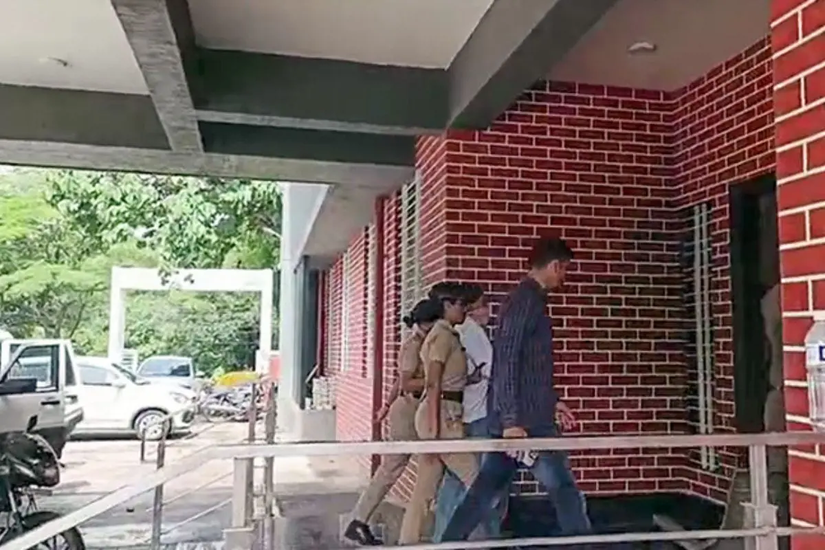 Police bring Ketan Agarwal murder case accused Siya Goyal to Lonavala Police Station from Lohagad Fort, where crime scene recreation was done, in Pune on Sunday. (ANI Video Grab)