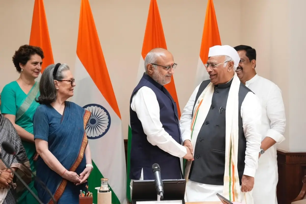 Congress President Mallikarjun Kharge takes oath as  a member of Rajya Sabha in the presence of Vice President and Rajya Sabha Chairman CP Radhakrishnan.| Photo: X