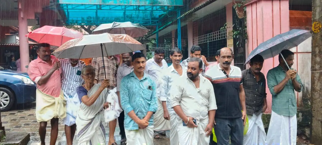 കോടതി വിധിയറിഞ്ഞ് പുറത്തേക്ക് വരുന്ന വയൽ കിളി പ്രവർത്തകർ