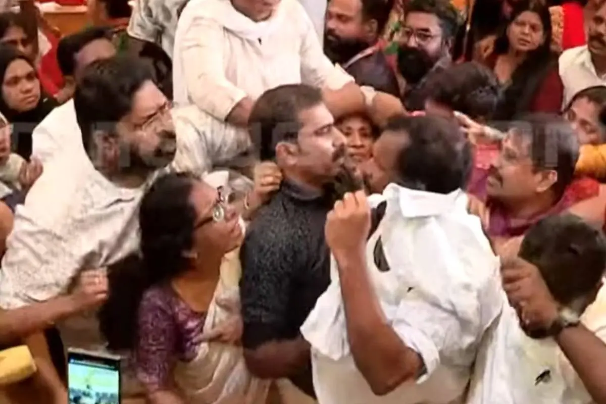 ബിജെപി കൗൺസിലർ ആർ. സുഗതന്റെ രാജി ആവശ്യപ്പെട്ട് തിരുവനന്തപുരം കോർപ്പറേഷനിൽ നടന്ന പ്രതിപക്ഷ പ്രതിഷേധം അക്രമാസക്തമായപ്പോൾ | Photo: Screengrab frm youtube.com/@TVMathrubhumi