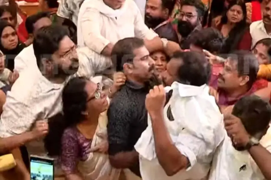 ‘ഞങ്ങടെ കൊക്കിന് ജീവനുണ്ടെങ്കിൽ സുഗതനെ കയറ്റില്ല; ബിജെപിക്കാർ മിനിറ്റ്സ് ബുക്ക് കീറിക്കളഞ്ഞു’