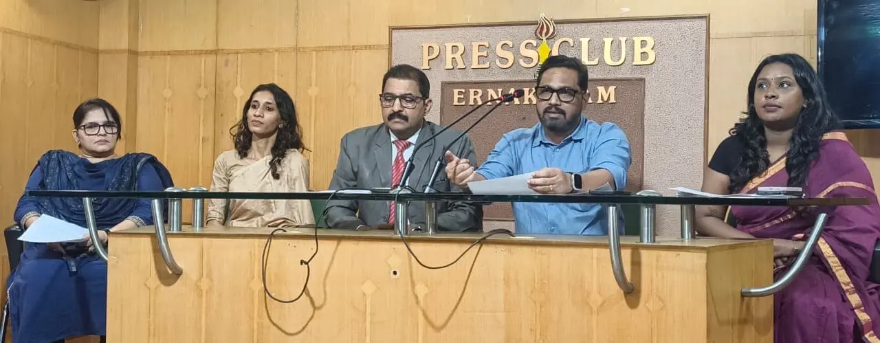 പ്രയത്‌നയുടെയും ജെയിൻ യൂണിവേഴ്‌സിറ്റിയുടെയും (ഡീംഡ് ടു ബി) പ്രതിനിധികൾ സംസാരിക്കുന്നു. ജെയിൻ യൂണിവേഴ്‌സിറ്റിയിലെ കോർപ്പറേറ്റ് റിലേഷൻസ് സീനിയർ മാനേജർ ബിന്ദു മേനോൻ, പ്രയത്‌ന ചൈൽഡ് ഡെവലപ്മെന്റ് സെൻ്റർ കൊച്ചിയിലെ സീനിയർ സ്പീച്ച് ലാംഗ്വേജ് പാത്തോളജിസ്റ്റ് അഷിത പോൾ, ജെയിൻ യൂണിവേഴ്‌സിറ്റിയിലെ ഫിനാൻസ് ആൻഡ് സ്ട്രാറ്റജി ഡയറക്ടർ ഡോ. രാധാകൃഷ്ണൻ ഉണ്ണി, പ്രയത്‌ന ചൈൽഡ് ഡെവലപ്മെന്റ് സെന്ററിന്റെ സ്ഥാപകനും ഡയറക്ടറുമായ ഡോ. ജോസഫ് സണ്ണി കുന്നശ്ശേരി, പ്രയത്‌ന ചൈൽഡ് ഡെവലപ്മെന്റ് സെൻ്റർ കൊച്ചിയിലെ സീനിയർ സ്‌പെഷ്യൽ എഡ്യൂക്കേറ്റർ സോണിയ സുദർശൻ. (ഇടത്തുനിന്നും വലത്തോട്ട്)