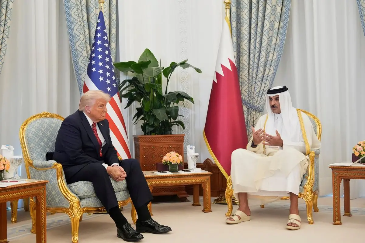 President Donald Trump and Qatar's Emir Sheikh Tamim bin Hamad Al Thani meet at the Amiri Diwan in Doha, Qatar (File photo: AP)