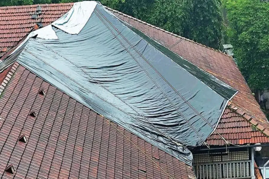 200 വർഷം പഴക്കമുള്ള കോഴിക്കോട് കോടതിക്ക് മേൽക്കൂരയായി ടാർപ്പായ; ചോർന്നൊലിച്ച് ചുമരുകൾ