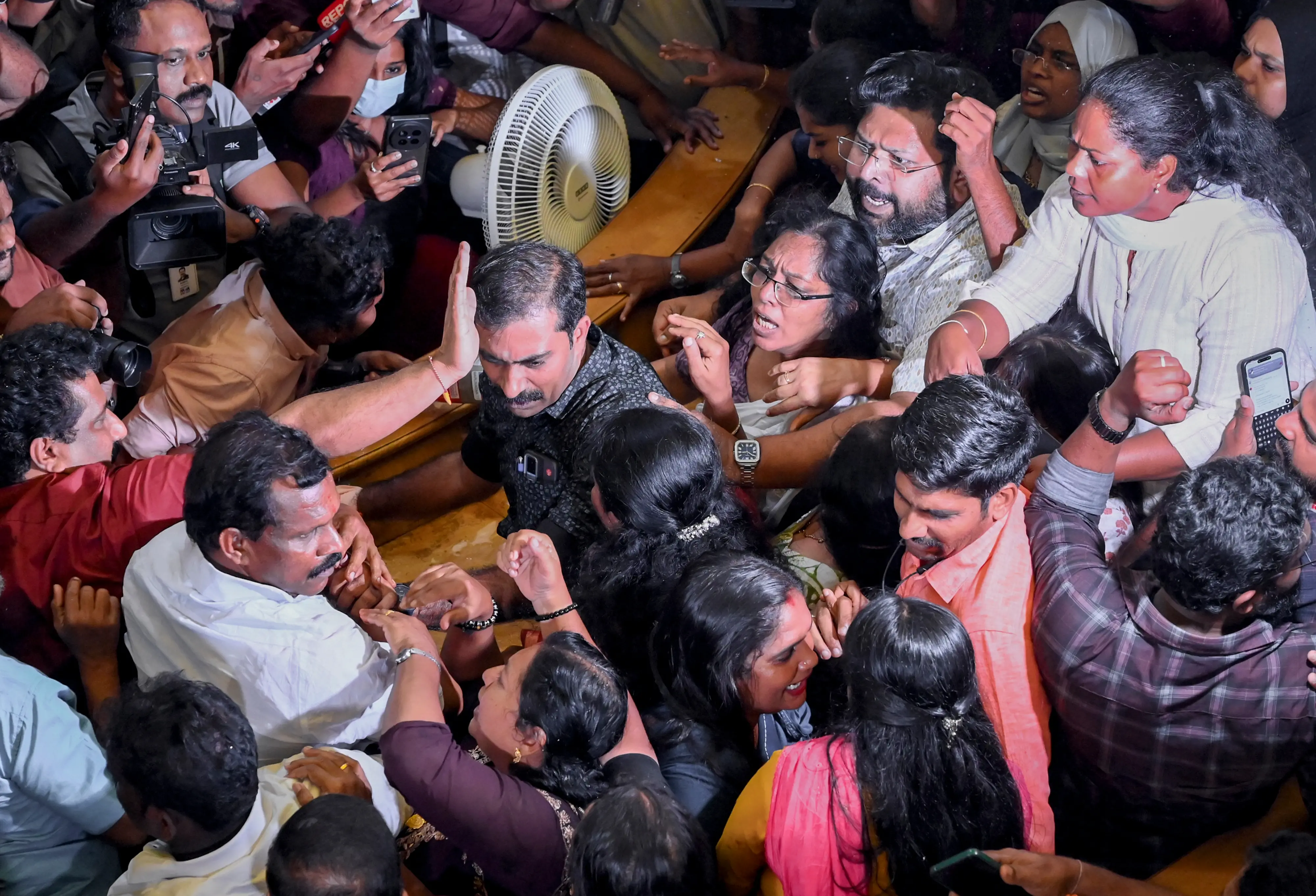 തിരുവനന്തപുരം കോർപ്പറേഷനിൽ നടന്ന കയ്യാങ്കളി | PHOTO: PTI