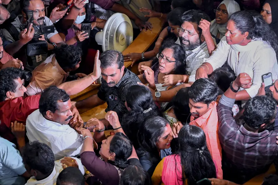 നഗരസഭയിലെ തമ്മിലടി: മൂന്ന് എഫ്ഐആറുകൾ രജിസ്റ്റർ ചെയ്ത് പോലീസ്; വനിതാ കൗൺസിലർമാരെ ആക്രമിച്ചതിനും കേസ്
