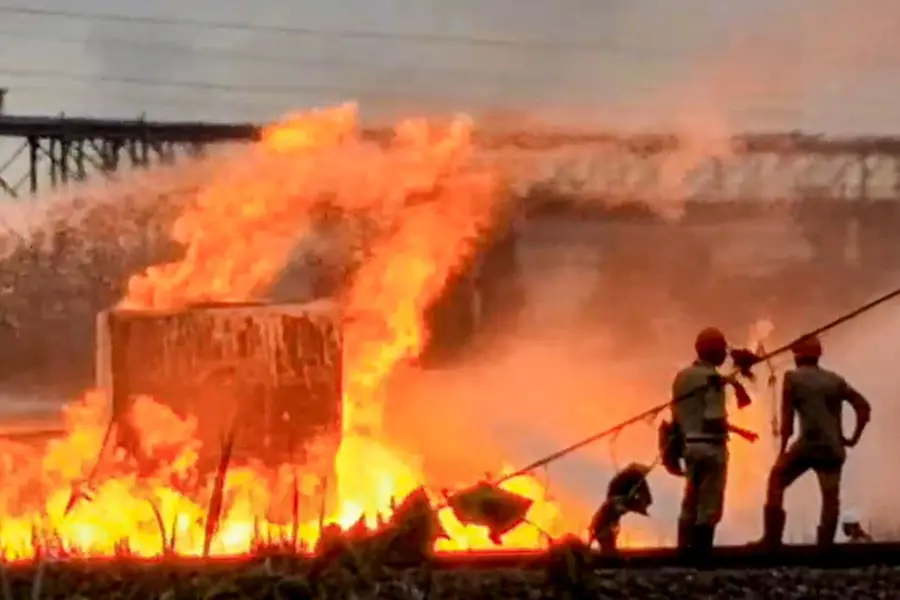 Over 20 injured, five critical after fire breaks out in Haldia Petrochemicals pipeline | VIDEO