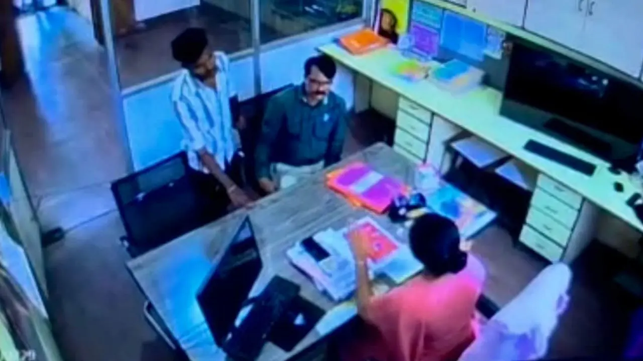 ആക്രമണത്തിന് മുമ്പ് അധ്യാപനും പ്രിൻസിപ്പലുമായി സംസാരിക്കുന്ന വിദ്യാർഥി | Image credit: @ThePuneMirror X
